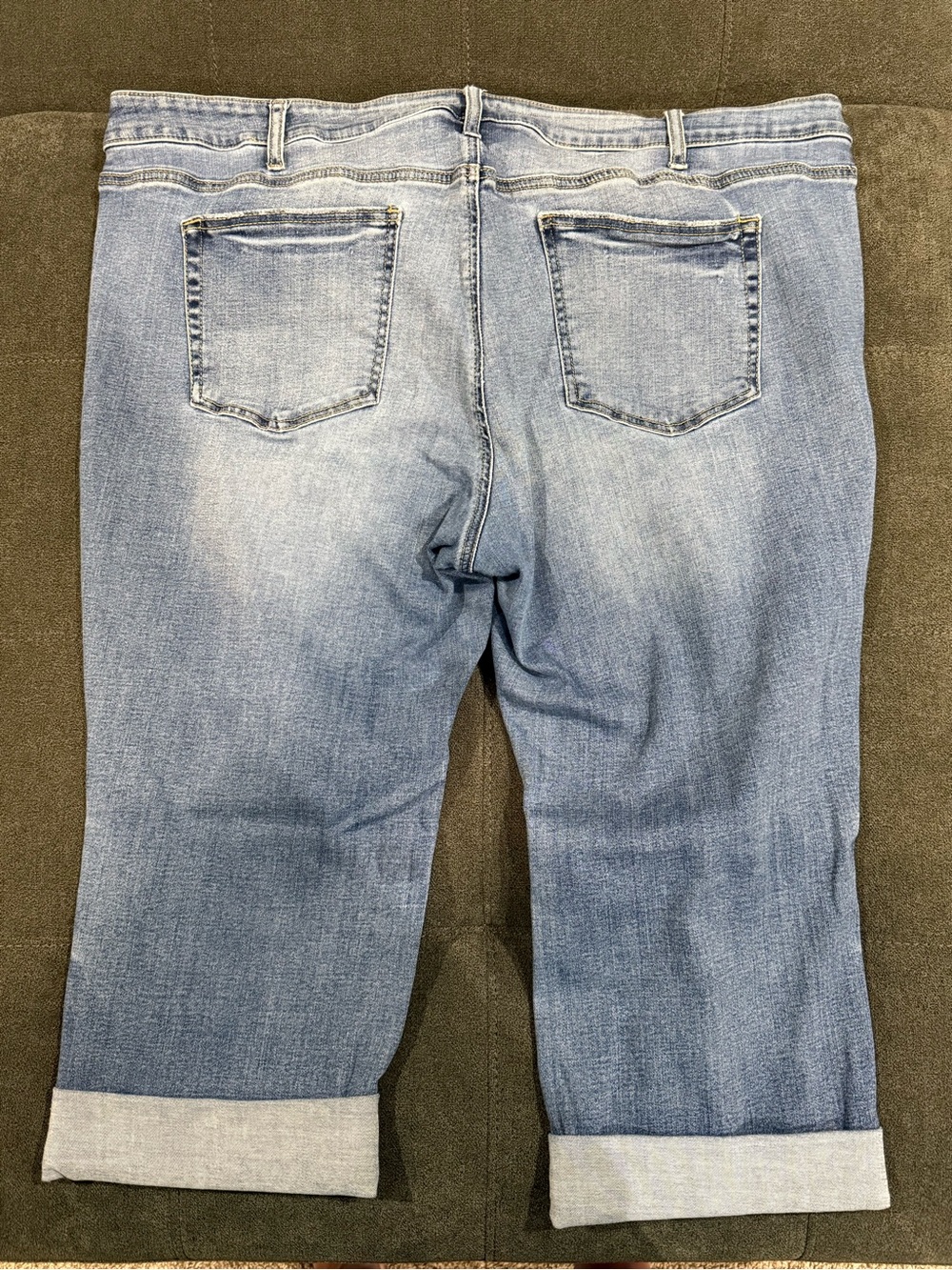 Silver Jeans Co. Plus Size Suki Mid Rise Capri Jeans, 24x23.5" - Picture 2 of 2